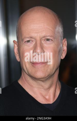 Bruce Willis nimmt am 16. Juli 2013 im Museum of Modern Art in New York C an der Vorführung der Cinema Society & Bally des Summit Entertainment's „Red 2" Teil Stockfoto