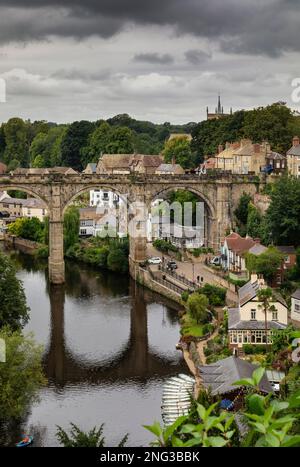 Knaresborough, ein Markt- und Kurort und eine zivile Gemeinde im Stadtteil Harrogate in North Yorkshire, England, am Fluss Nidd. Stockfoto