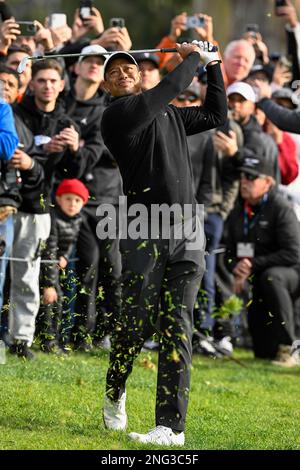 Pacific Palisades, Kalifornien, USA. 17. Februar 2023. TIGER WOODS schlägt in der zweiten Runde der Genesis Invitational im Riviera Country Club auf dem 13. Loch aus dem nichts. Woods hat die Runde beendet, drei über dem Par und eine über dem Par für das Turnier. (Kreditbild: © Mark Edward Harris/ZUMA Press Wire) NUR REDAKTIONELLE VERWENDUNG! Nicht für den kommerziellen GEBRAUCH! Kredit: ZUMA Press, Inc./Alamy Live News Stockfoto