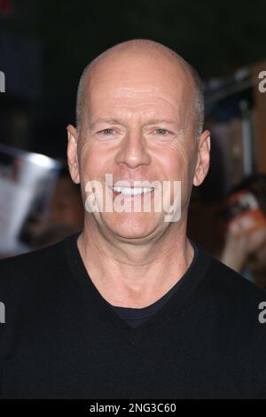 Bruce Willis nimmt am 16. Juli 2013 im Museum of Modern Art in New York C an der Vorführung der Cinema Society & Bally des Summit Entertainment's „Red 2" Teil Stockfoto