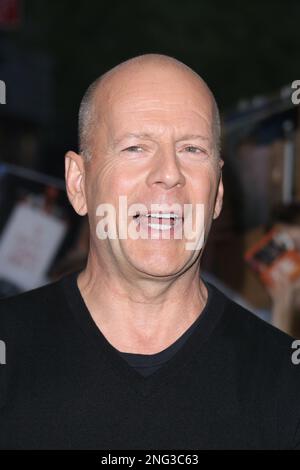 Bruce Willis nimmt am 16. Juli 2013 im Museum of Modern Art in New York C an der Vorführung der Cinema Society & Bally des Summit Entertainment's „Red 2" Teil Stockfoto