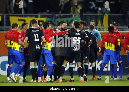 Waalwijk, Niederlande. 17. Februar 2023. WAALWIJK - Riot während des niederländischen Premier-League-Spiels zwischen RKC Waalwijk und Fortuna Sittard im Mandemakers Stadium am 17. Februar 2023 in Waalwijk, Niederlande. ANP BART STOUTJESDYK Credit: ANP/Alamy Live News Stockfoto