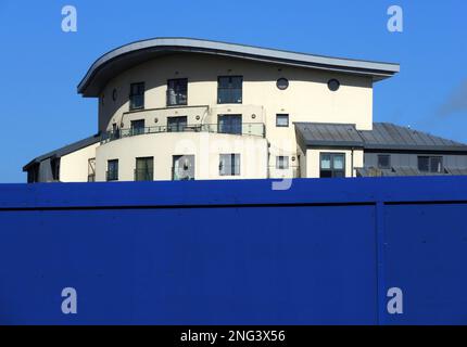 AJAXNETPHOTO. 2022, WORTHING, ENGLAND. - GEBÄUDEDETAIL - MODERNER APARTMENTBLOCK IN DER NÄHE DES STADTZENTRUMS. FOTO: JONATHAN EASTLAND/AJAX REF:P78 222410 102 Stockfoto