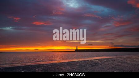 Berwick-upon-Tweed. Pier und Leuchtturm bei Sonnenaufgang an einem Wintermorgen. Stockfoto