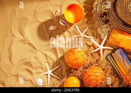 Konzept eines Sandstrand-Urlaubs, Draufsicht. Schleifen Sie den Hintergrund mit Kopierbereich für Text, flach liegend. Urlaubskonzept mit Accessoires und Obst Stockfoto