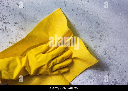 Reinigung der Wand von Flecken von giftigem Schimmel und Pilzbakterien. Konzept zur Beseitigung des Schimmelproblems im Innenbereich an der Wand Stockfoto