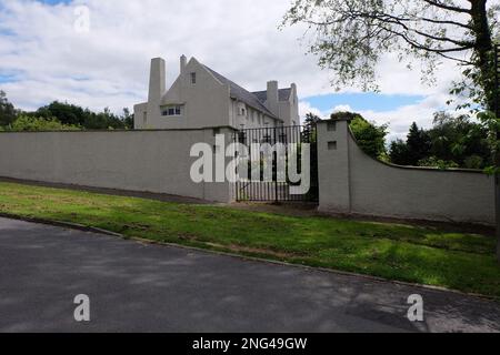 29. Juni 2014, Helensburgh, Argyll und Bute, Schottland. Der John Muir Way lange Fußweg führt an Charles Rennie Mackintosh's berühmtem Hill House vorbei Stockfoto