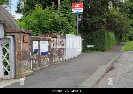 29. Juni 2014, Helensburgh, Argyll und Bute, Schottland. Der John Muir Way lange Fußweg führt am oberen Bahnhof vorbei. Stockfoto