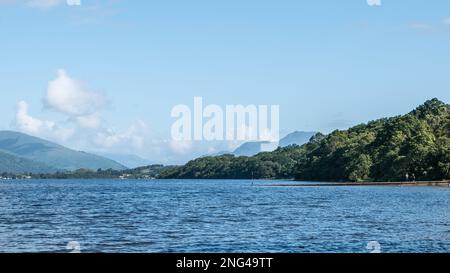 Im Sommer sehen Sie Loch Lomond und Ben Lomond vom John Muir Way Wanderweg am Ufer des Balloch Castle Country Park, Balloch, Schottland. Stockfoto