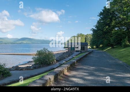 Balloch, West Dunbartonshire, Schottland. 5. Juli 2014. Der John Muir Way Wanderweg am Bootshaus und der Hellbahn im Balloch Castle Country Park. Stockfoto