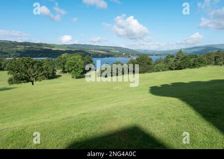 Vom John Muir Way Wanderweg, buchstäblich im Schatten der Burg selbst, haben Sie einen Blick über den Balloch Castle Country Park zum Loch Lomond. Stockfoto