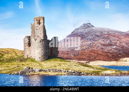 Ardvreck Castle am Ufer des Loch Assynt Stockfoto