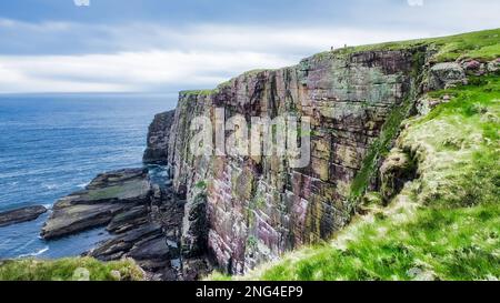 Insel Handa mit Menschen, die über Klippen laufen Stockfoto