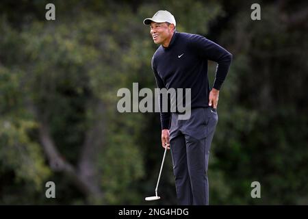 Kalifornien, USA. 17. Februar 2023. 17. Februar 2023: Tiger Woods reagiert auf die Partnerin Rory Mcllroy, die in der zweiten Runde des Genesis International im Riviera Country Club am 17. Februar 2023 einen Chip auf das 12.-Loch holte. (Kreditbild: © Mark Edward Harris/ZUMA Press Wire) NUR REDAKTIONELLE VERWENDUNG! Nicht für den kommerziellen GEBRAUCH! Kredit: ZUMA Press, Inc./Alamy Live News Stockfoto