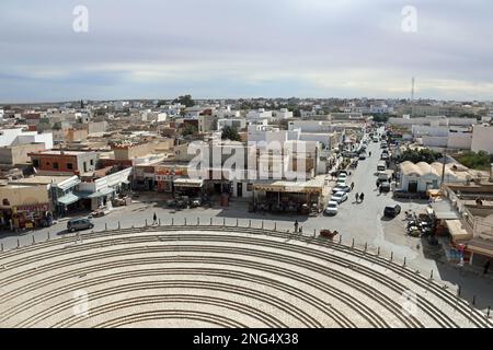 Blick auf die Stadt El Djem in Tunesien vom römischen Amphitheater Stockfoto