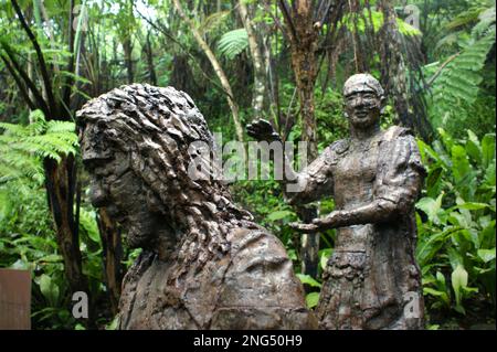 Lebensgroße Skulpturenszene des Kreuzes für die römisch-katholische spirituelle Prozession im Bukit DOA Tomohon (Gebetshügel von Tomohon), der sich am Fuße des Mount Mahawu in Kakaskasen, Tomohon, Nord-Sulawesi, Indonesien befindet. Stockfoto