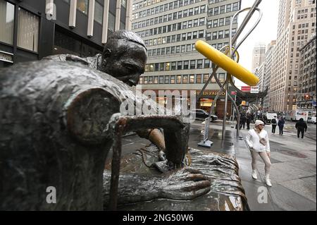 New York, USA. 17. Februar 2023. Blick auf die neue riesige „Button“-Skulptur im Garment District of New York City, NY, 17. Februar 2023. Die renovierte Skulptur befindet sich in der 39. Street und der 7. Avenue und ist nun 28 Meter hoch. Die gelbe Aluminiumscheibe hat einen Durchmesser von 15 Metern. (Foto: Anthony Behar/Sipa USA) Guthaben: SIPA USA/Alamy Live News Stockfoto