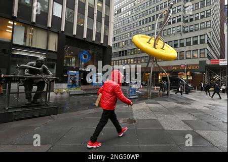 New York, USA. 17. Februar 2023. Blick auf die neue riesige „Button“-Skulptur im Garment District of New York City, NY, 17. Februar 2023. Die renovierte Skulptur befindet sich in der 39. Street und der 7. Avenue und ist nun 28 Meter hoch. Die gelbe Aluminiumscheibe hat einen Durchmesser von 15 Metern. (Foto: Anthony Behar/Sipa USA) Guthaben: SIPA USA/Alamy Live News Stockfoto