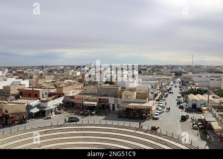 Blick auf die Stadt El Djem in Tunesien vom römischen Amphitheater Stockfoto