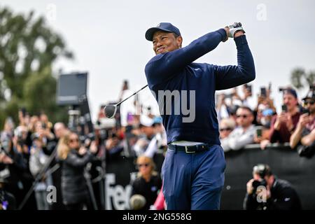 Pacific Palisades, Kalifornien, USA. 16. Februar 2023. TIGER WOODS schlägt am 1. Loch der ersten Runde der Genesis Invitational im Riviera Country Club. (Kreditbild: © Mark Edward Harris/ZUMA Press Wire) NUR REDAKTIONELLE VERWENDUNG! Nicht für den kommerziellen GEBRAUCH! Stockfoto