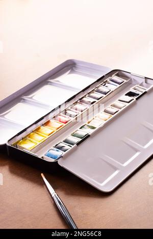 Dose mit Aquarellen Stockfoto