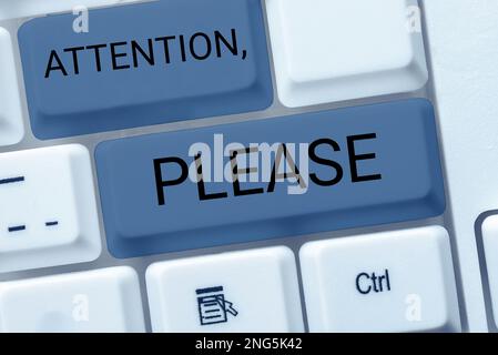 Handschriftlich auf ein Schild, Achtung. Ein Wort, das auf dem Weg geschrieben wurde, um anzuziehen, wenn es etwas zu verkünden gibt Stockfoto