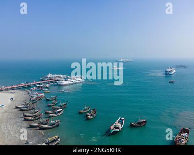 Blick aus der Vogelperspektive auf St. Martin's Island Bangladesch mit Jetty und Fischerbooten Stockfoto