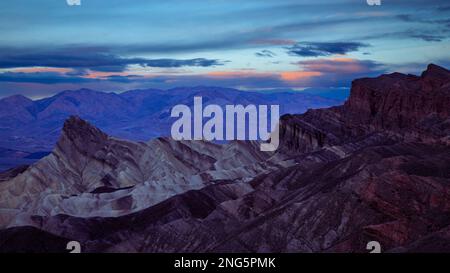 Rote Kathedrale und Manly Beacon fotografiert vom Zabriskie Point im frühen Morgenlicht - Death Valley National Park. Stockfoto