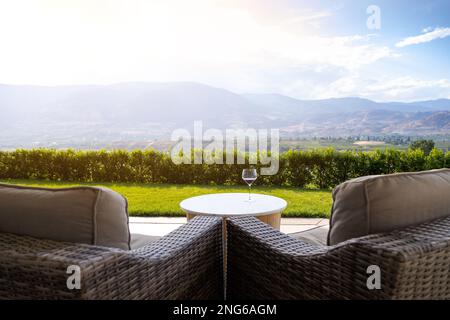 Wunderschöne Aussicht auf das Weingut, ein Glas Wein, Terrasse, Weinprobe, Okanagan Weingut. Stockfoto