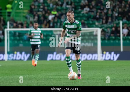 16. Februar 2023. Lissabon, Portugal. Der Mittelfeldspieler von Sporting aus Portugal Nuno Santos (11) in Aktion während des Spiels der 1. Etappe des Playoff für die UEFA Europa League, Sporting CP vs Midtjylland © Alexandre de Sousa/Alamy Live News Stockfoto