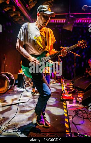 Edinburgh, Schottland. Freitag, 17. Februar 2023. Schottische Band-bis spielen ein ausverkauftes Konzert in den Voodoo Rooms in Edinburgh. Bis besteht aus Steven Clark (Sci-Fi Steven), John Clark (John Disco) und Amanda MacKinnon (Manda Rin) und wurde 1994 gegründet. Im Oktober 2022 veröffentlichten sie ihr sechstes Album „Systems Music for Home Defence“. Stockfoto