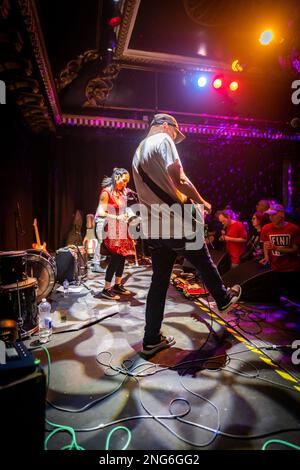 Edinburgh, Schottland. Freitag, 17. Februar 2023. Schottische Band-bis spielen ein ausverkauftes Konzert in den Voodoo Rooms in Edinburgh. Bis besteht aus Steven Clark (Sci-Fi Steven), John Clark (John Disco) und Amanda MacKinnon (Manda Rin) und wurde 1994 gegründet. Im Oktober 2022 veröffentlichten sie ihr sechstes Album „Systems Music for Home Defence“. Stockfoto