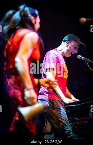 Edinburgh, Schottland. Freitag, 17. Februar 2023. Schottische Band-bis spielen ein ausverkauftes Konzert in den Voodoo Rooms in Edinburgh. Bis besteht aus Steven Clark (Sci-Fi Steven), John Clark (John Disco) und Amanda MacKinnon (Manda Rin) und wurde 1994 gegründet. Im Oktober 2022 veröffentlichten sie ihr sechstes Album „Systems Music for Home Defence“. Stockfoto