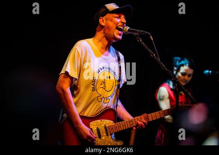 Edinburgh, Schottland. Freitag, 17. Februar 2023. Schottische Band-bis spielen ein ausverkauftes Konzert in den Voodoo Rooms in Edinburgh. Bis besteht aus Steven Clark (Sci-Fi Steven), John Clark (John Disco) und Amanda MacKinnon (Manda Rin) und wurde 1994 gegründet. Im Oktober 2022 veröffentlichten sie ihr sechstes Album „Systems Music for Home Defence“. Stockfoto