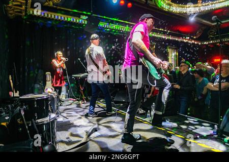 Edinburgh, Schottland. Freitag, 17. Februar 2023. Schottische Band-bis spielen ein ausverkauftes Konzert in den Voodoo Rooms in Edinburgh. Bis besteht aus Steven Clark (Sci-Fi Steven), John Clark (John Disco) und Amanda MacKinnon (Manda Rin) und wurde 1994 gegründet. Im Oktober 2022 veröffentlichten sie ihr sechstes Album „Systems Music for Home Defence“. Stockfoto