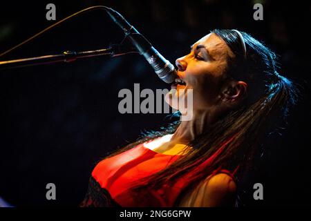 Edinburgh, Schottland. Freitag, 17. Februar 2023. Schottische Band-bis spielen ein ausverkauftes Konzert in den Voodoo Rooms in Edinburgh. Bis besteht aus Steven Clark (Sci-Fi Steven), John Clark (John Disco) und Amanda MacKinnon (Manda Rin) und wurde 1994 gegründet. Im Oktober 2022 veröffentlichten sie ihr sechstes Album „Systems Music for Home Defence“. Stockfoto