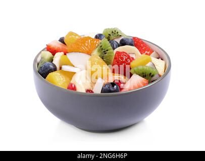 Frischer, köstlicher Obstsalat in der Schüssel auf weißem Hintergrund Stockfoto