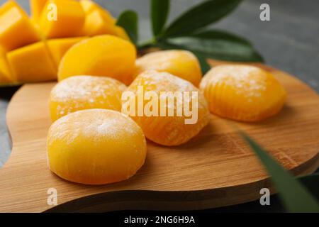 Köstlicher Mango-Mochi auf Holzbrett, Nahaufnahme Stockfoto