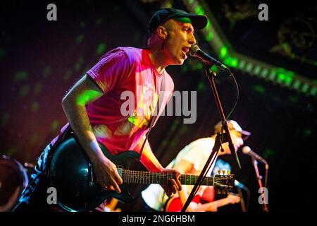 Edinburgh, Schottland. Freitag, 17. Februar 2023. Schottische Band-bis spielen ein ausverkauftes Konzert in den Voodoo Rooms in Edinburgh. Bis besteht aus Steven Clark (Sci-Fi Steven), John Clark (John Disco) und Amanda MacKinnon (Manda Rin) und wurde 1994 gegründet. Im Oktober 2022 veröffentlichten sie ihr sechstes Album „Systems Music for Home Defence“. Stockfoto