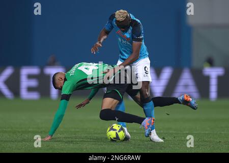 Sassuolo, Italien, 17. Februar 2023. Victor Osimhen von SSC Napoli stößt beim Spiel der Serie A im Mapei-Stadion - Cittˆ del Tricolore, Sassuolo - auf Ruan Tressoldi von US Sassuolo. Der Bildausdruck sollte lauten: Jonathan Moscrop/Sportimage Stockfoto