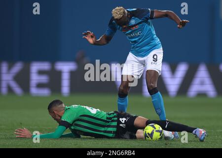 Sassuolo, Italien, 17. Februar 2023. Victor Osimhen von SSC Napoli stößt beim Spiel der Serie A im Mapei-Stadion - Cittˆ del Tricolore, Sassuolo - auf Ruan Tressoldi von US Sassuolo. Der Bildausdruck sollte lauten: Jonathan Moscrop/Sportimage Stockfoto