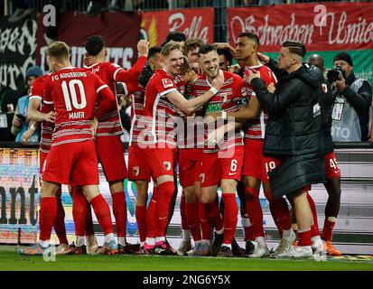 Augsburg, Deutschland. 17. Februar 2023. Augsburger Spieler feiern ihre Punkte beim deutschen Bundesliga-Fußballspiel der ersten Liga zwischen dem FC Augsburg und der TSG Hoffenheim am 17. Februar 2023 in Augsburg. Kredit: Philippe Ruiz/Xinhua/Alamy Live News Stockfoto