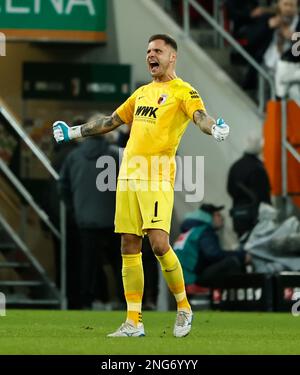 Augsburg, Deutschland. 17. Februar 2023. Rafal Gikiewicz, Torwart von Augsburg, feiert den Sieg nach dem deutschen Bundesliga-Fußballspiel der ersten Liga zwischen dem FC Augsburg und der TSG Hoffenheim am 17. Februar 2023 in Augsburg. Kredit: Philippe Ruiz/Xinhua/Alamy Live News Stockfoto