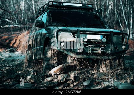 Off-Road-Sport-Truck zwischen den Bergen Landschaft. Track auf Schlamm. Geländewagen. Safari. Beste Geländefahrzeuge. Jeep zerquetscht in ein Paddel und abgeholt Stockfoto