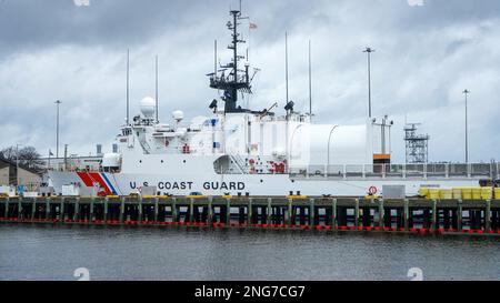 Die Crew von USCGC Seneca (WMEC 906) fährt am 17. Februar 2023 nach einer 24-tägigen Patrouille in der Karibik in Portsmouth, Virginia, in den Heimathafen. Senecas Crew arbeitete mit der Joint Interagency Task Force South und den USA Die Luftwaffe soll fast 1.350 Kilogramm Betäubungsmittel aus zwei Strafverfolgungsfällen in der Karibik zerstören. (USA Foto der Küstenwache von Petty Officer 3. Class Kate Kilroy) Stockfoto