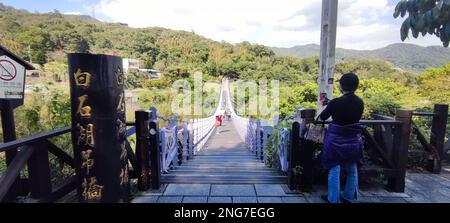 Baishi Lake Suspension Bridge, Taipei City - 17. Februar 2023 : Baishi Lake Suspension Bridge, Taipei City, Taiwan Stockfoto