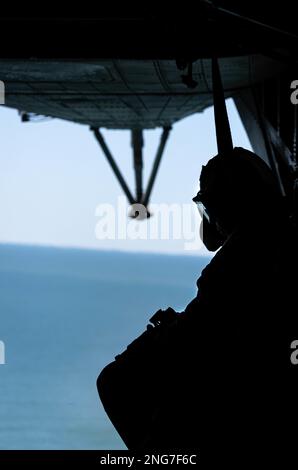 USA Michele Clarke, ein aus Queens, New York, und Kampfvideograf mit 26. Marine Expeditionary Unit fliegt an Bord eines CH53E Hubschraubers während einer Helocast-Übung mit Marines vom 2D. Aufklärungsbataillon, 2D. Marine Division, auf Camp Lejeune, North Carolina, 14. Februar, (2023) Helocasting ist eine Lufttechnik, die von kleinen Einheiten, Spezialeinsatztruppen, eingesetzt wird, um Truppen in ein militärisches Einsatzgebiet einzusetzen. (USA Marinekorps, Foto von Lance CPL. Ethan Robert Jones) Stockfoto