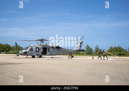 MARINESTÜTZPUNKT GUAM, Santa Rita, Guam (14. Februar 2023) Marinebataillons, die unter dem Kommandeur operieren, Task Force 75 und Marines des Marinestreitkommandos 171, führen während der Zeit von COPE North 2023 auf dem Marinestützpunkt Guam am am am 14. Februar eine Weiterentwicklung der vorderen Waffen- und Tankstelle (FARP) durch. 2023. Die multilaterale Schulungsveranstaltung umfasst etwa 1.000 US-amerikanische Teilnehmer Flugzeuge, Marines und Matrosen zusammen mit 1.000 kombinierten Mitgliedern der Japan Air Self-Defense Force, der Royal Australian Air Force und der französischen Air- und Space Force. Übungen wie Cope North verbessern die Interoperabilität zwischen Multipl Stockfoto