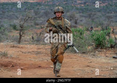 EIN US-AMERIKANISCHER Fallschirmjäger der Armee mit der Chosen Company, 2. Bataillon, 503. Parachute Infanterie-Regiment, 173. Brigade der Luftwaffe bietet Sicherheit auf einer Patrouille während einer Feuerübung im Justified Accord 23 in Isiolo, Kenia am 16. Februar 2023. Die Justified Accord 23 ist eine wichtige Übung für die Bereitschaft der USA und ihrer Partner, da sie es den Streitkräften ermöglicht, als gemeinsame Einheit auszubilden und zu agieren und gleichzeitig die regionale Sicherheit in Ostafrika zu gewährleisten. (USA Armeefoto von Sergeant Luke Michalski) Stockfoto