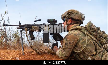 EIN US-AMERIKANISCHER Fallschirmjäger der Armee mit gewählter Kompanie, 2. Bataillon, 503. Parachute-Infanterie-Regiment, 173. Brigade greift Ziele mit einem M249-mm-Maschinengewehr an, während einer Feuerübung im Justified Accord 23 in Isiolo, Kenia, am 16. Februar 2023. Die Justified Accord 23 ist eine wichtige Übung für die Bereitschaft der USA und ihrer Partner, da sie es den Streitkräften ermöglicht, als gemeinsame Einheit auszubilden und zu agieren und gleichzeitig die regionale Sicherheit in Ostafrika zu gewährleisten. (USA Armeefoto von Sergeant Luke Michalski) Stockfoto